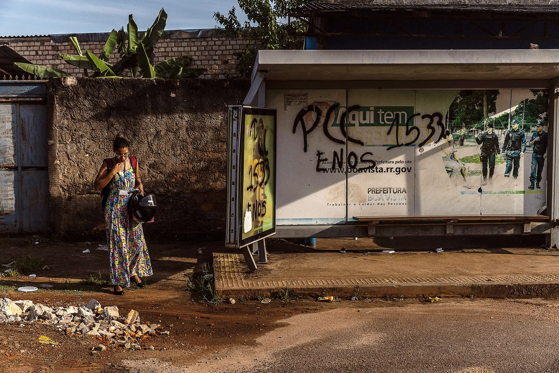 Paragem de autocarro com graffiti do PCC, no estado de Roraima, no Brasil