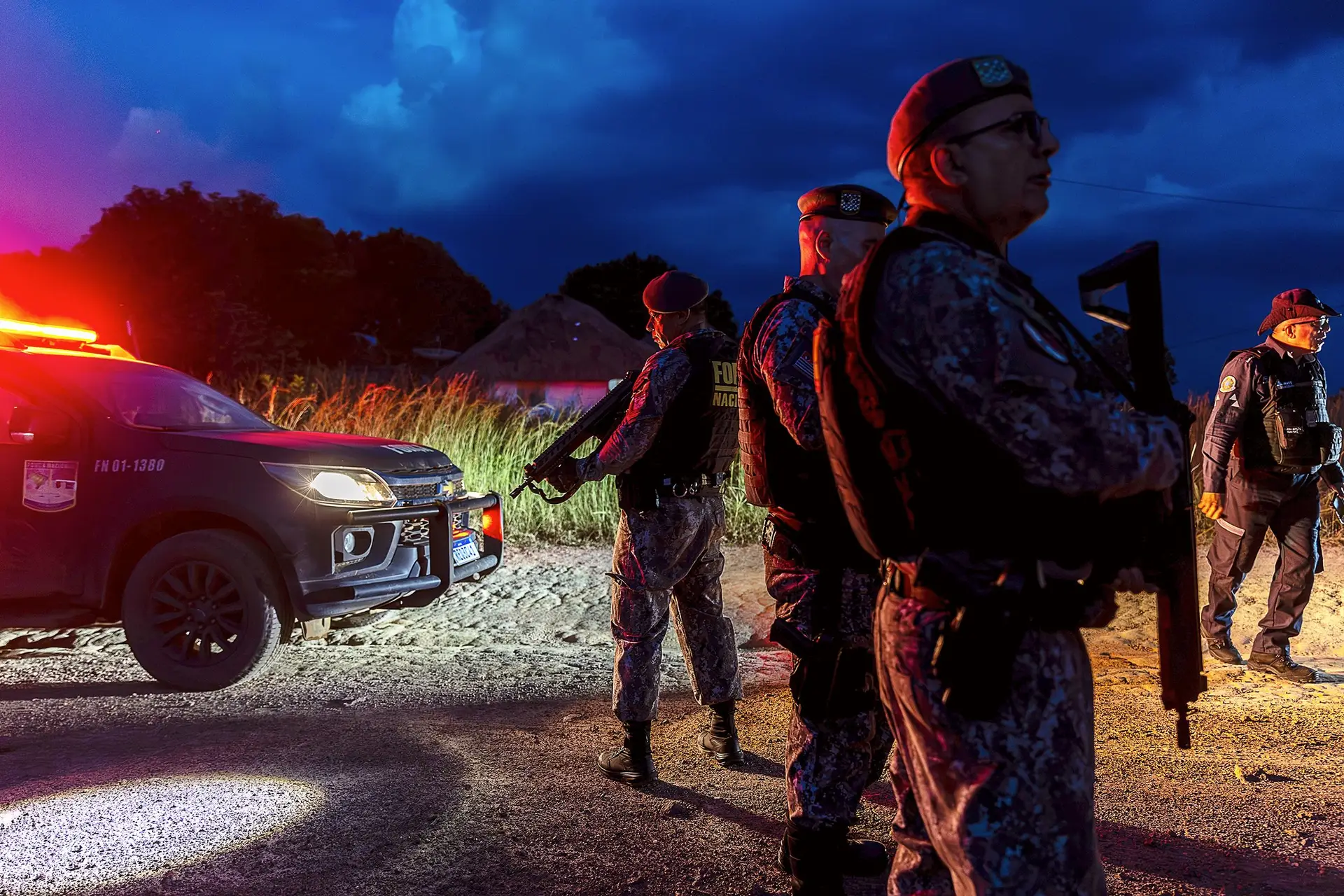 Operação policial noturna no território indígena de Boqueirão, no estado de Roraima, no Brasil, em setembro de 2024. Aqui, o PCC tem controlado operações ilegais de mineração, tráfico de madeira e apropriação de terras 