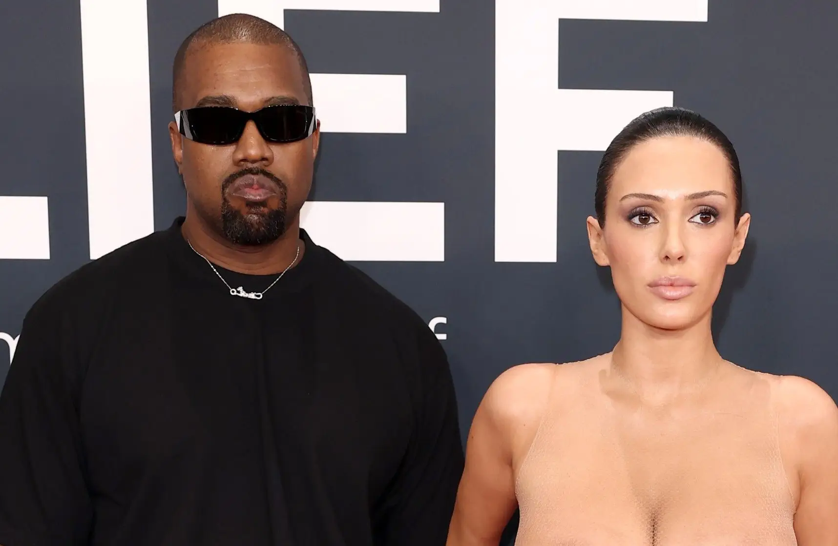 Grammys Bianca Censori, mulher de Kanye West, nua na ‘Red Carpet