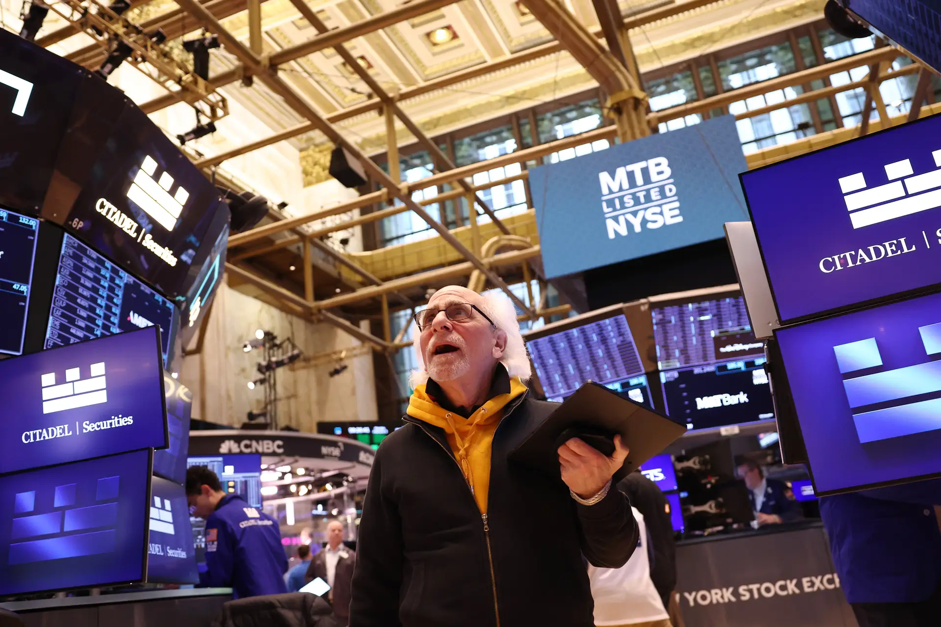 Trump suspende durante um mês o agravamento das tarifas comerciais sobre o Canadá, ações fecham em baixa em 'Wall Street'