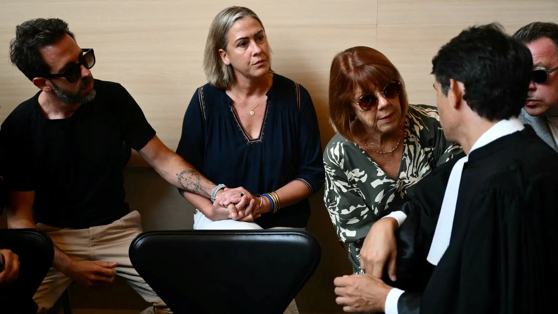 Caroline Darian rodeada pelo seu irmão Florian (esquerda) e pela sua mãe, Gisèle, pelo seu outro irmão David e por um advogado (direita)