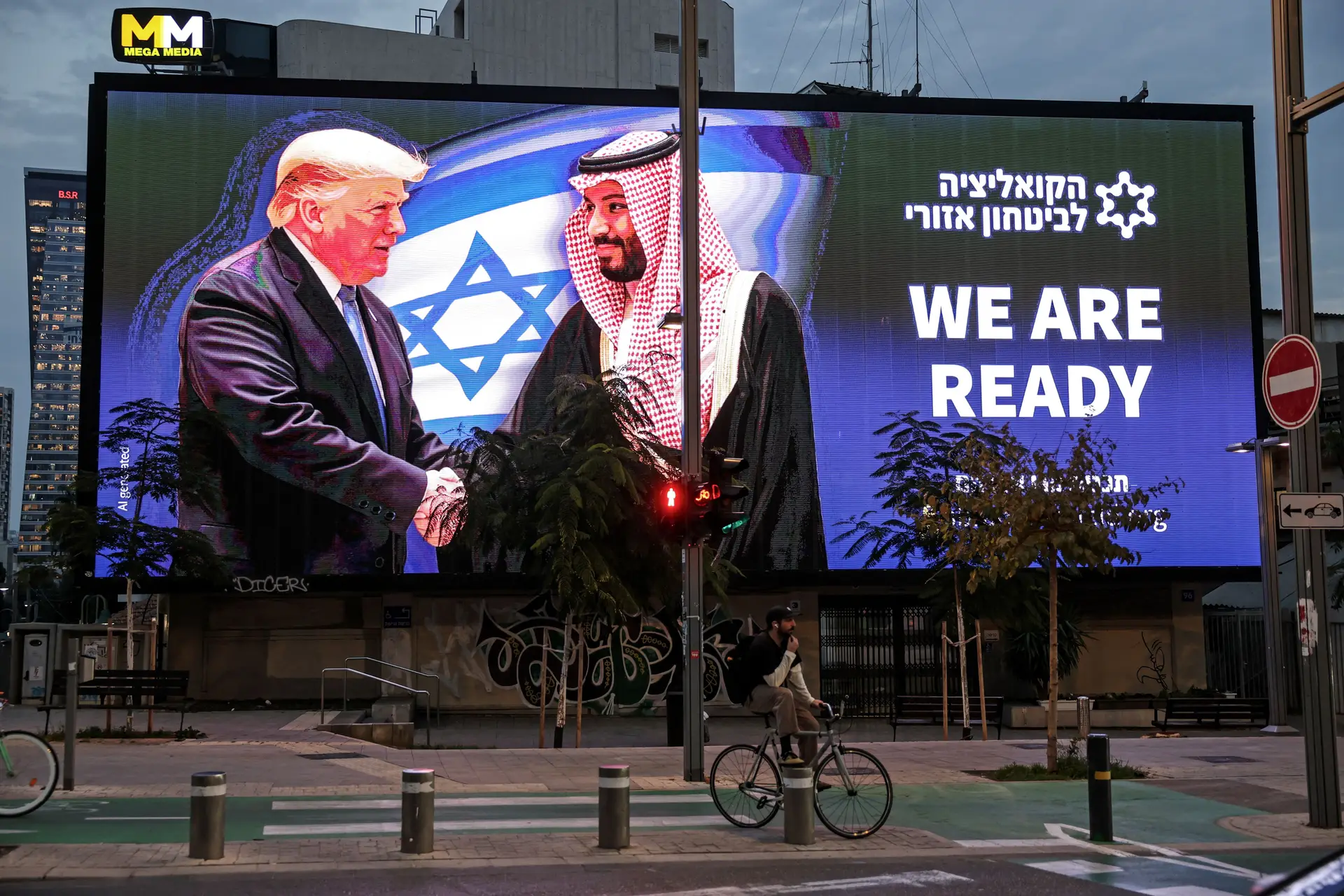 En una calle de Tel Aviv, un cartel anuncia que Israel