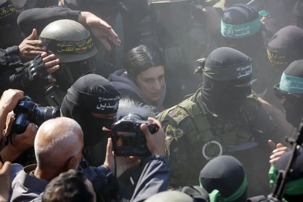Combatentes do Hamas (de bandana verde) e da Jihad Islâmica (amarela) cercam a israelita Arbel Yehud, libertada em Khan Yunis
