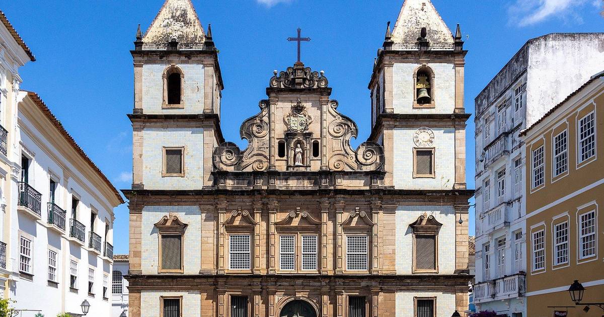 Pelo menos uma pessoa morreu: teto de igreja portuguesa em Salvador desabou