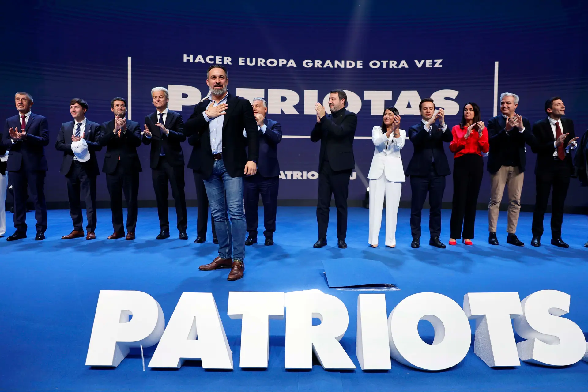 Uma federação de líderes da direita radical em Madrid, com André Ventura ao lado do neerlandês Gert Wilders (à sua esquerda) e do estónio Martin Helme. O espanhol Abascal, à frente, foi o mestre de cerimónias