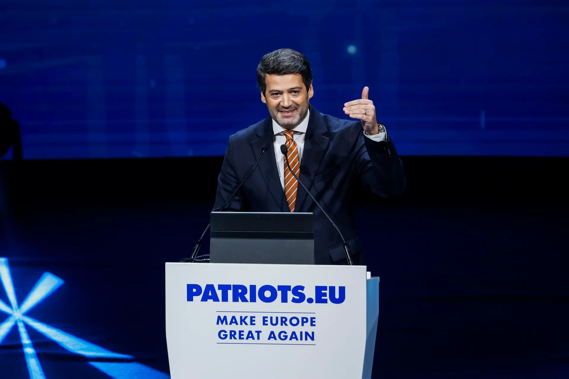 “Fazer a Europa Grande Outra Vez”: André Ventura grita “lutem” como Donald Trump mas discorda dele em quase tudo