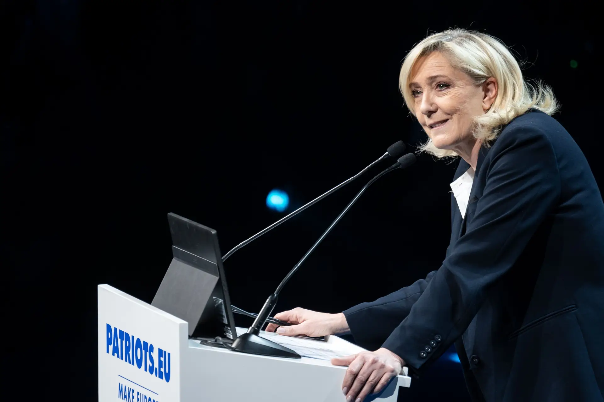 A francesa Marine Le Pen, sorridente, no púlpito madrileno