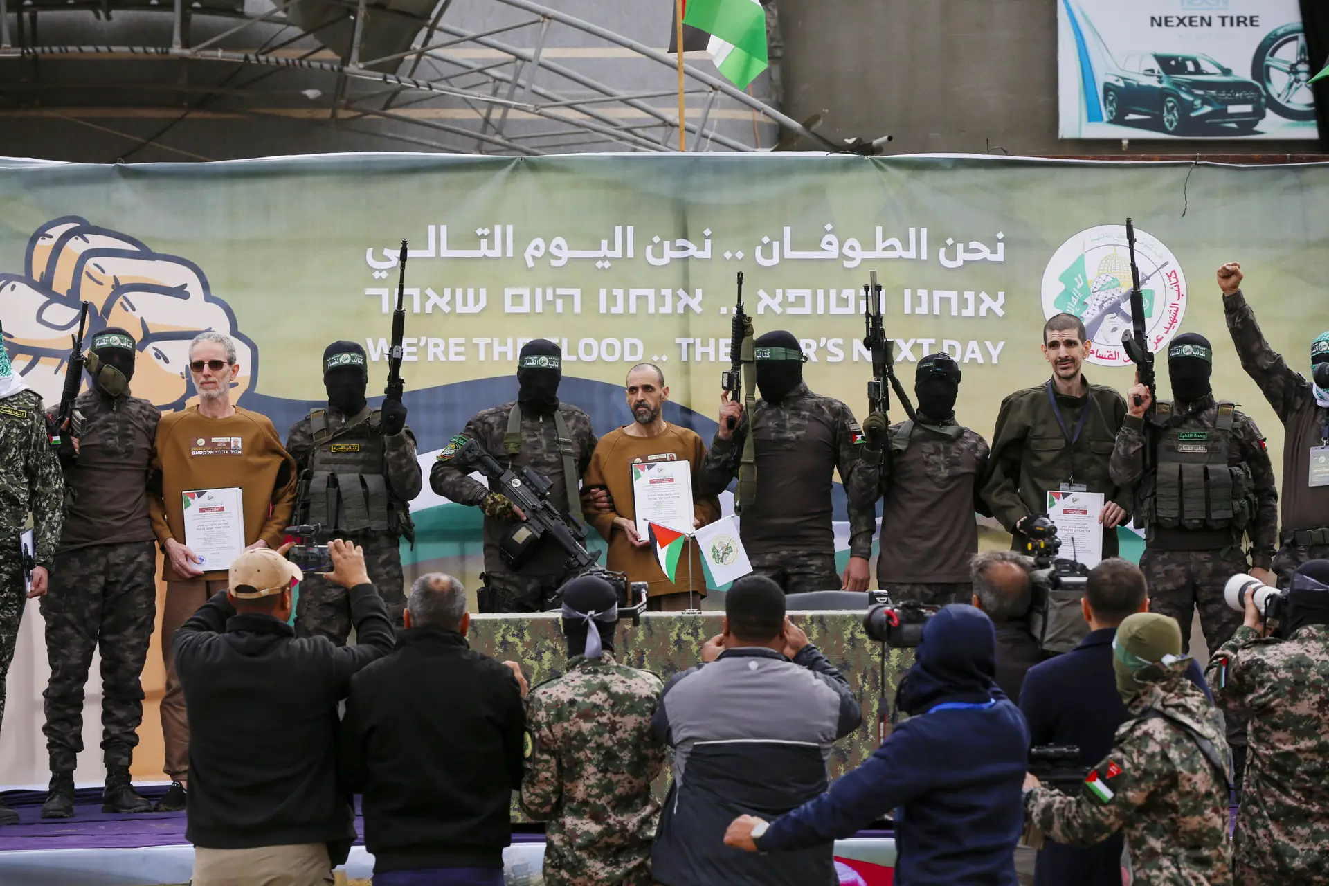 Reféns israelitas no palco de Deir al-Balah rodeados de militantes do Hamas 