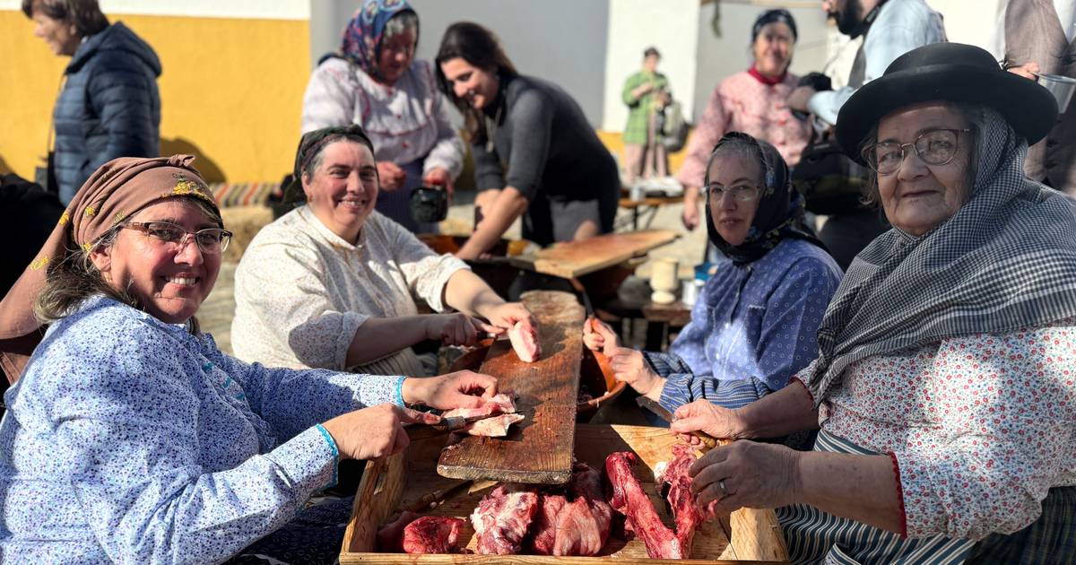 Ao som de Cante Alentejano, cumpriu-se a tradição do "Dia da Matança" em Alter do Chão