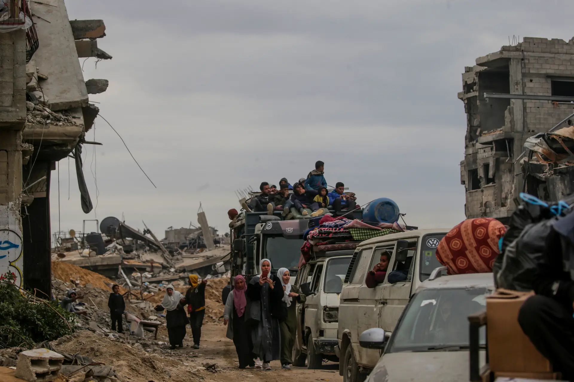 Palestinianos viajam para o norte da Faixa de Gaza após reabertura do corredor de Netzarim