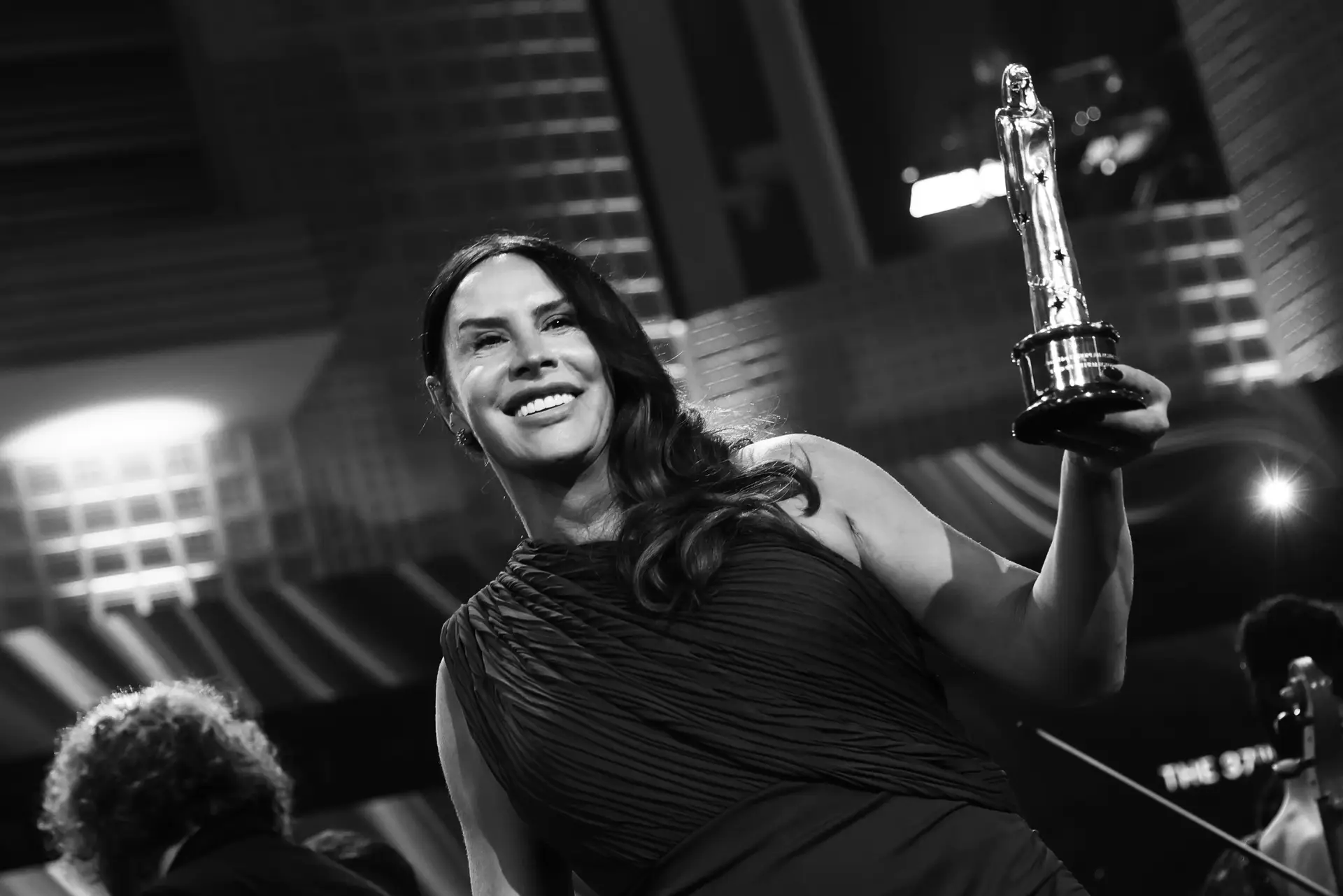 A atriz trans Karla Gascón tinha tudo para ganhar tudo, até os tweets emergirem e a Netflix, o realizador e o elenco a deixarem sozinha