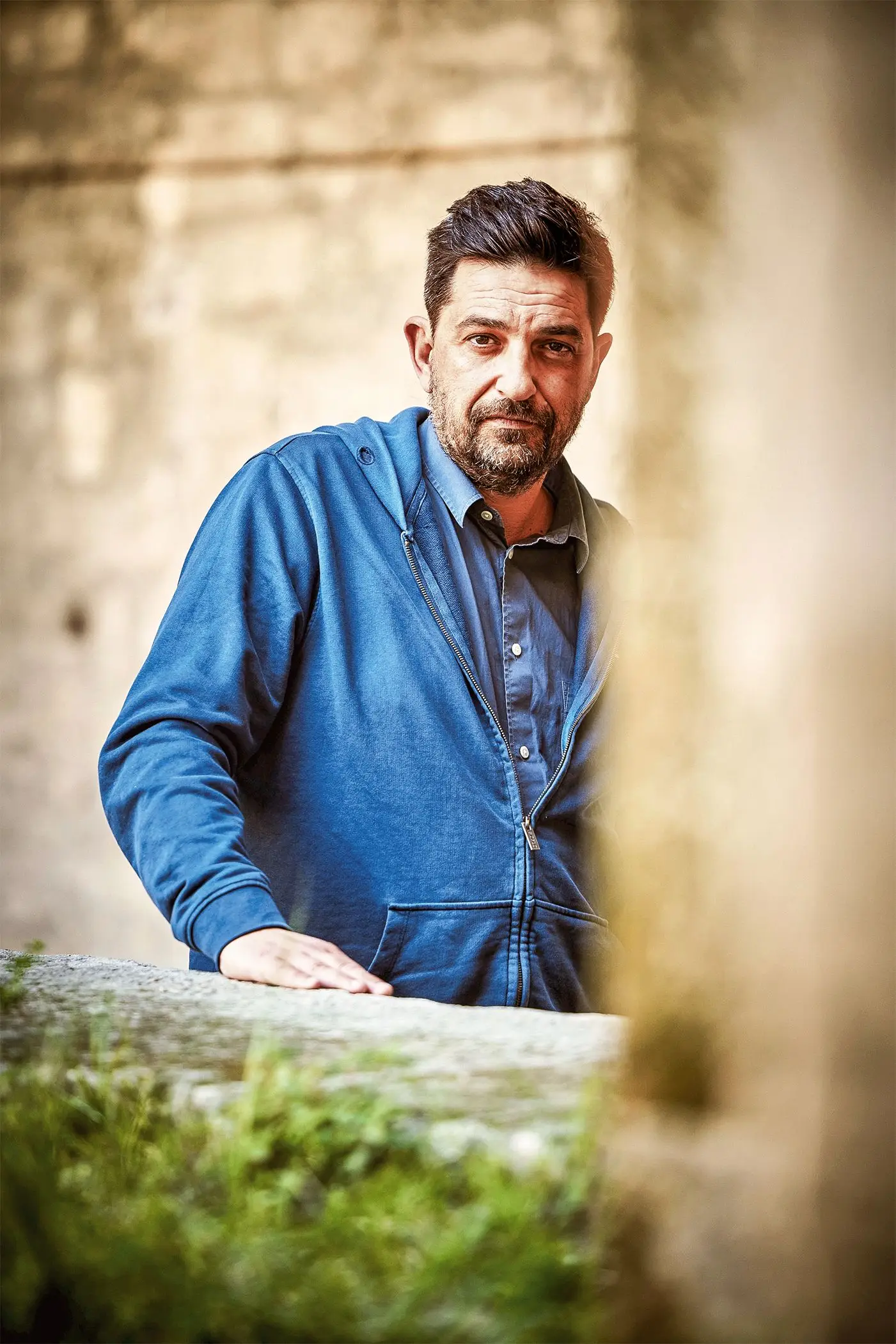 “Após a morte do meu pai, encontrei a voluntária Teresa, que partilhou comigo histórias contadas por ele”: entrevista a Tiago Rodrigues