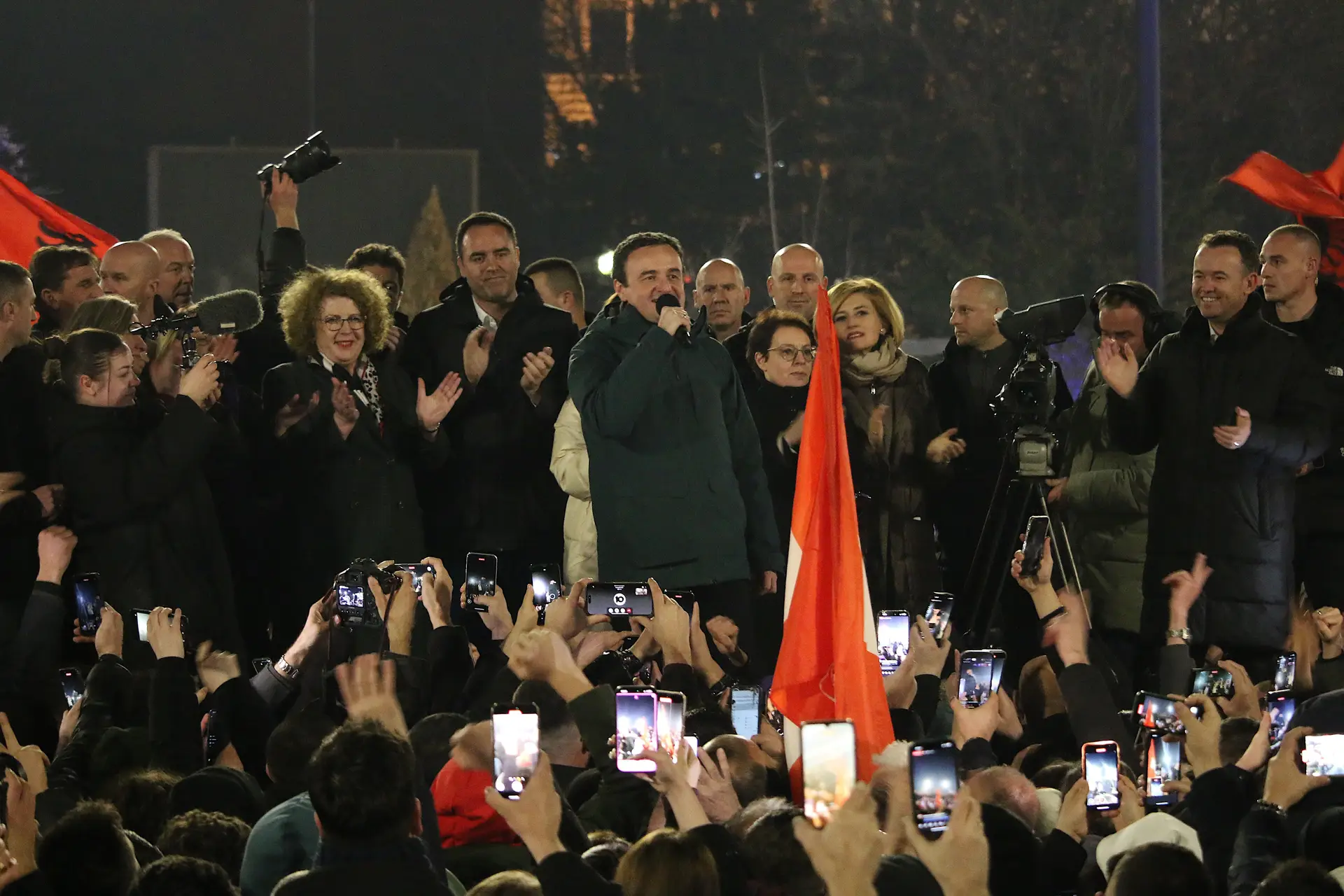 Albin Kurti, primeiro-ministro do Kosovo, fala a apoiantes após a vitória do seu partido nas eleições legislativas
