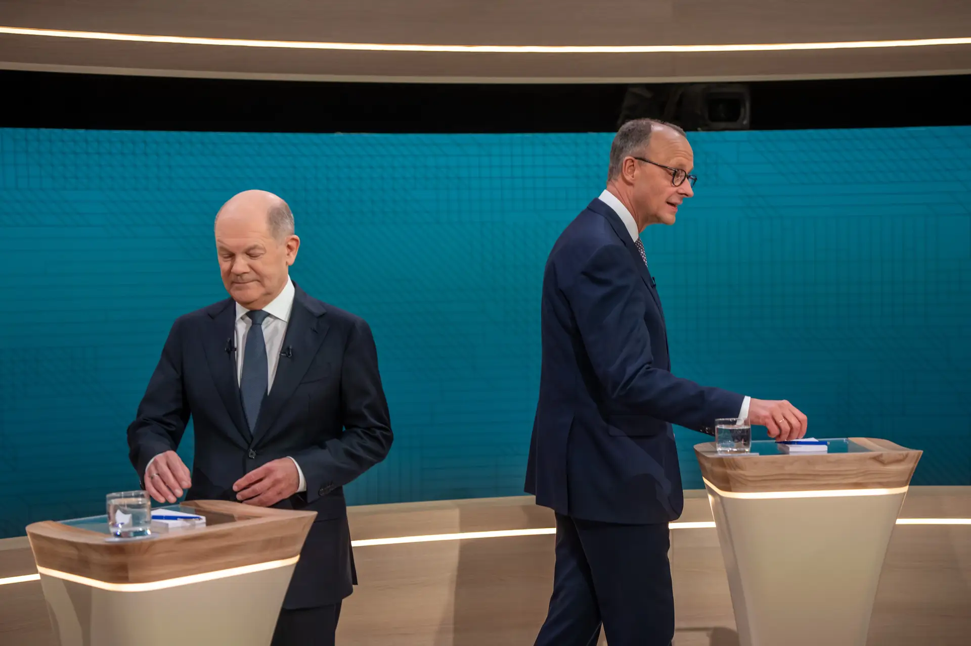 O chanceler social-democrata Olaf Scholz (à esquerda na imagem) e o conservador Friedrich Merz defrontaram-se numa emissão dos canais ARD e ZDF 