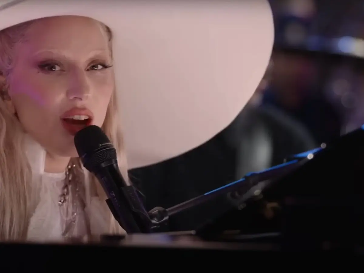 Lady Gaga emociona na Super Bowl: veja o vídeo de 'Hold My Hand