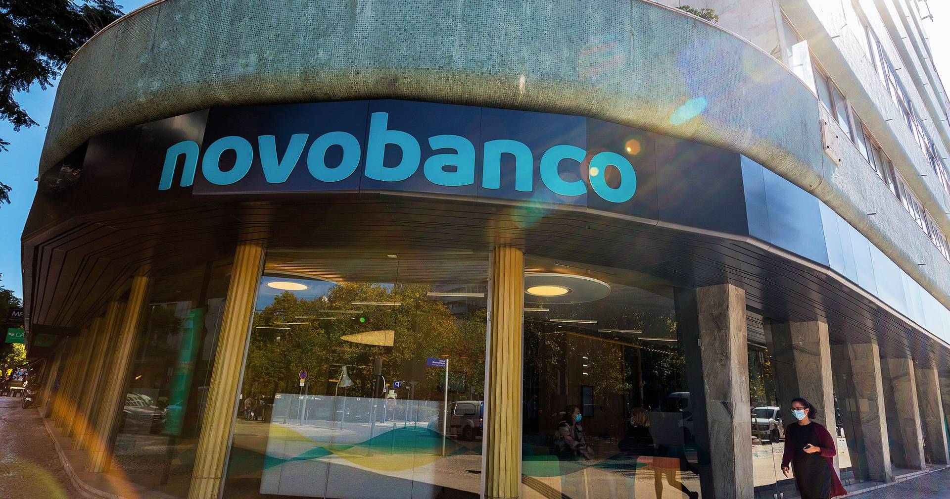 "Novo Banco Revoluciona Mercado: Estatutos Alterados para Distribuição de Capital na Bolsa! Descubra as Implicações!" #ÚltimasNotícias #Portugal "Novo Banco Revoluciona Mercado: Estatutos Alterados para Distribuição de Capital na Bolsa! Descubra as Implicações!" #ÚltimasNotícias #Portugal