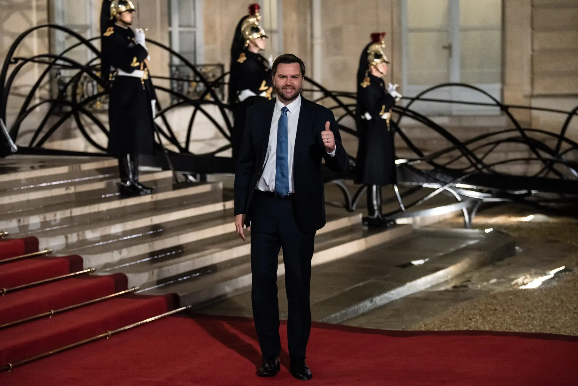 A meio de um foie gras com tâmaras e cordeiro, JD Vance foi a Paris pedir desregulação e rejeitar inclusividade na Inteligência Artificial