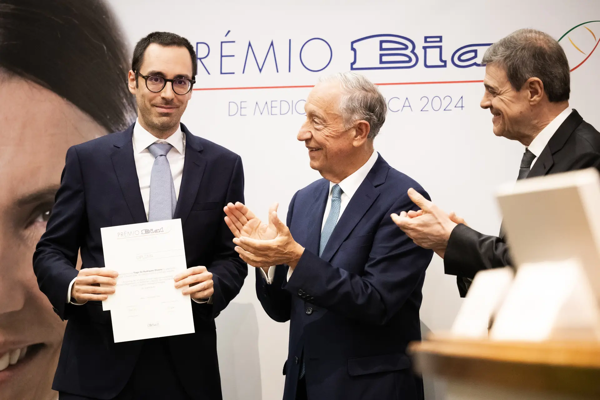 Tiago Gil Oliveira (Universidade do Minho) recebeu o diploma das mãos do presidente da República, Marcelo Rebelo de Sousa, e de Luís Portela (Fundação Bial)