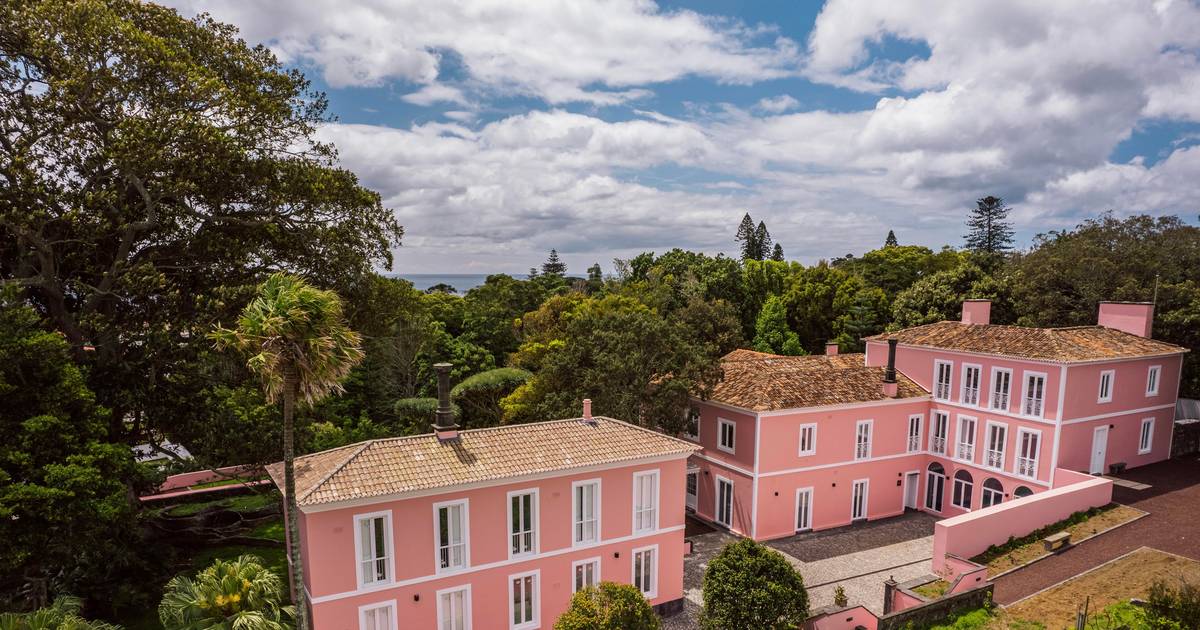 Nos Açores, esta casa cor-de-rosa já albergou a segunda mais valiosa biblioteca do país. Agora é um alojamento de charme