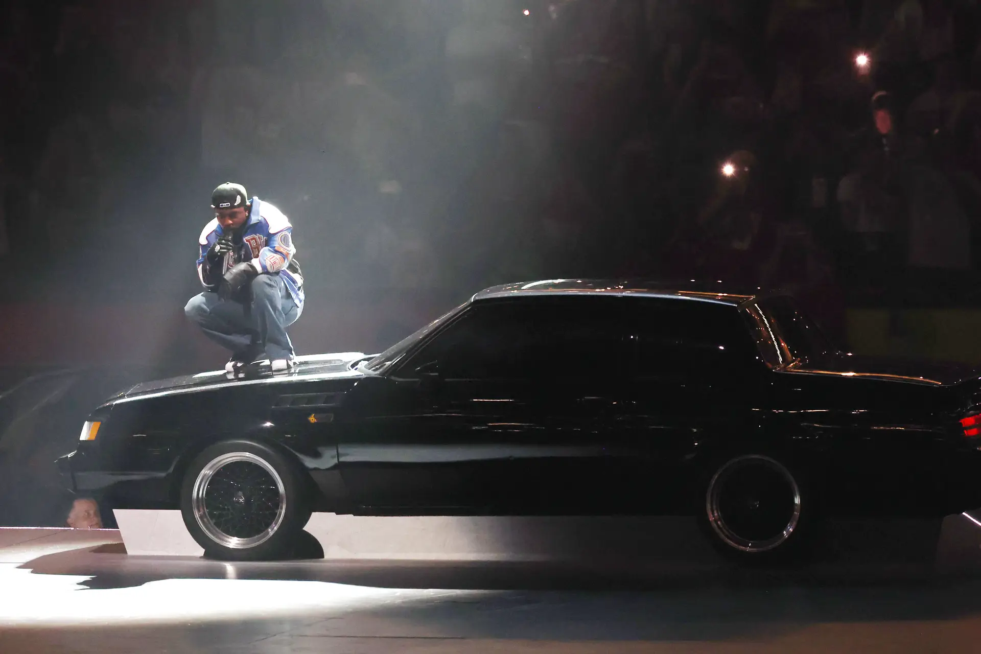 Kendrick Kamar e o Buick Regal GNX 327 de 1987 (réplica?) que 'batizou' o seu mais recente álbum