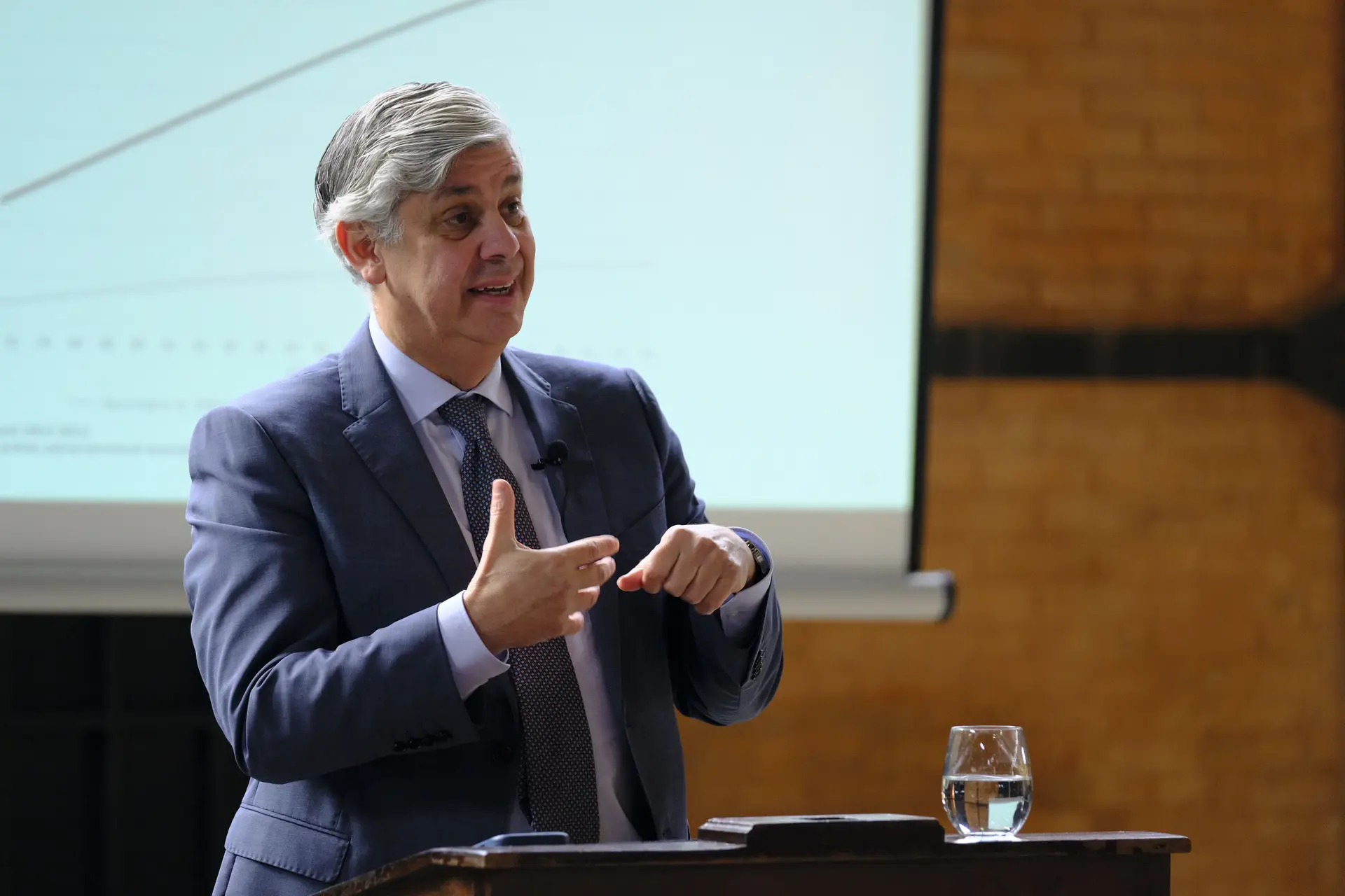 Mário Centeno, governador do Banco de Portugal, dá aula a alunos do secundário.