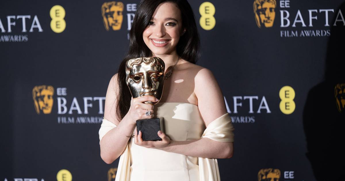 Atriz Mikey Madison dedica BAFTA para Melhor Atriz às trabalhadoras sexuais: “Vocês merecem respeito”