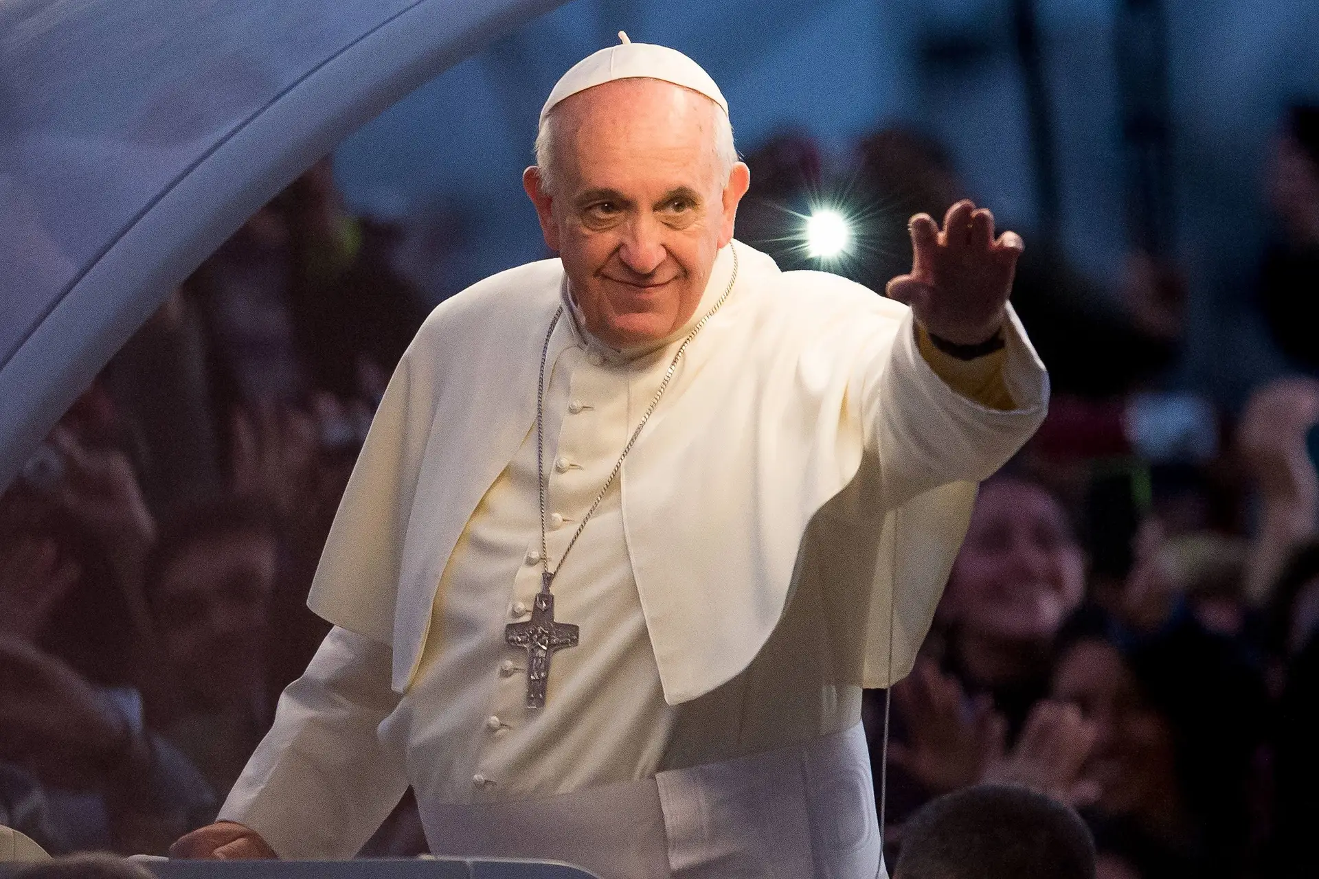 Vaticano admite que estado de saúde do Papa é "complexo": tem pneumonia nos dois pulmões
