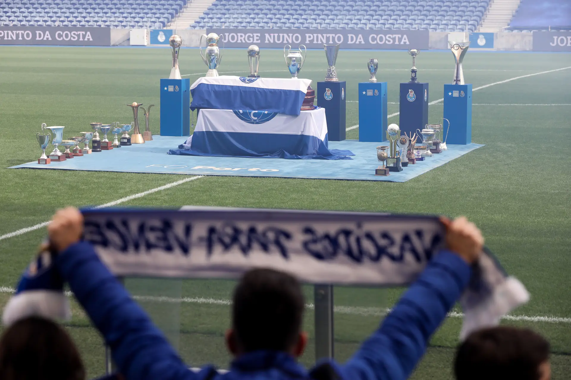 As imagens de como o Porto, e o FC Porto, se despediram de Pinto da Costa no dia em que Lisboa tremeu
