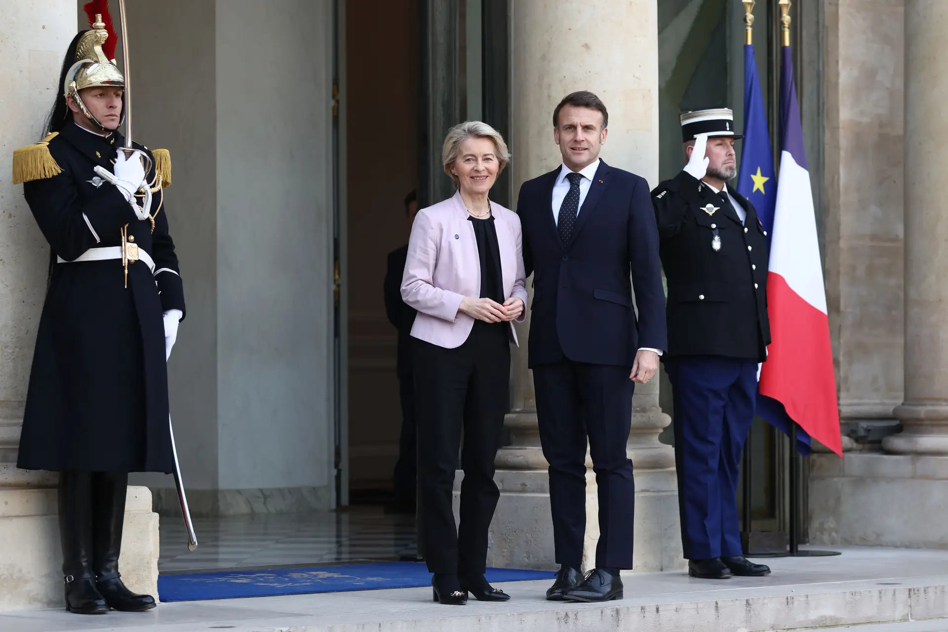 O Presidente francês, Emmanuel Macron, recebe a presidente da Comissão Europeia, Ursula von der Leyen, para uma reunião no Palácio do Eliseu sobre a Ucrânia e a segurança na Europa