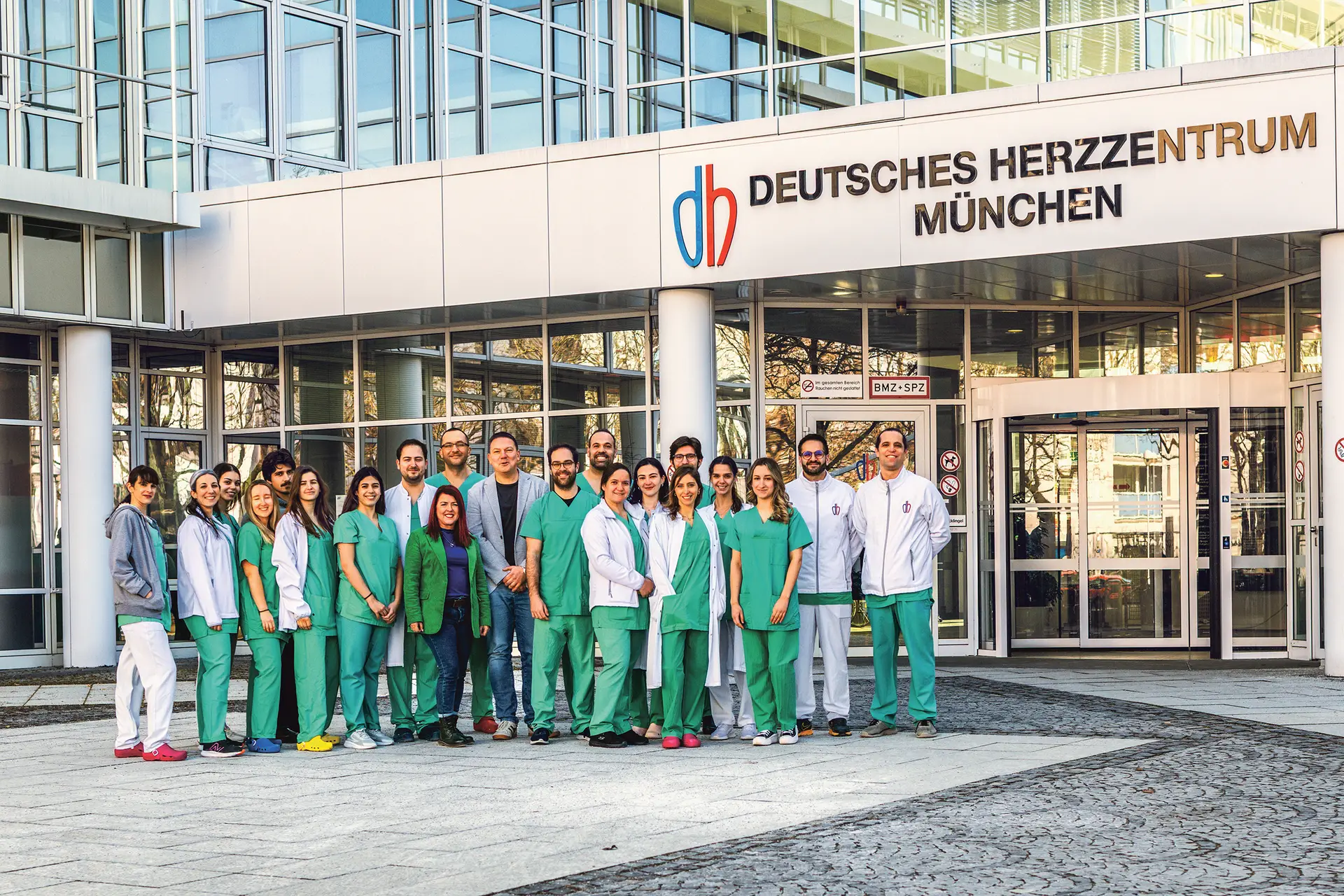 Parte da equipa portuguesa que trabalha no hospital: Florbela (ao centro, sem farda), Daniela (à sua esquerda), Ruben (entre ambas), Thomas Schmid (ao centro, sem farda) e Diogo (à sua direita)