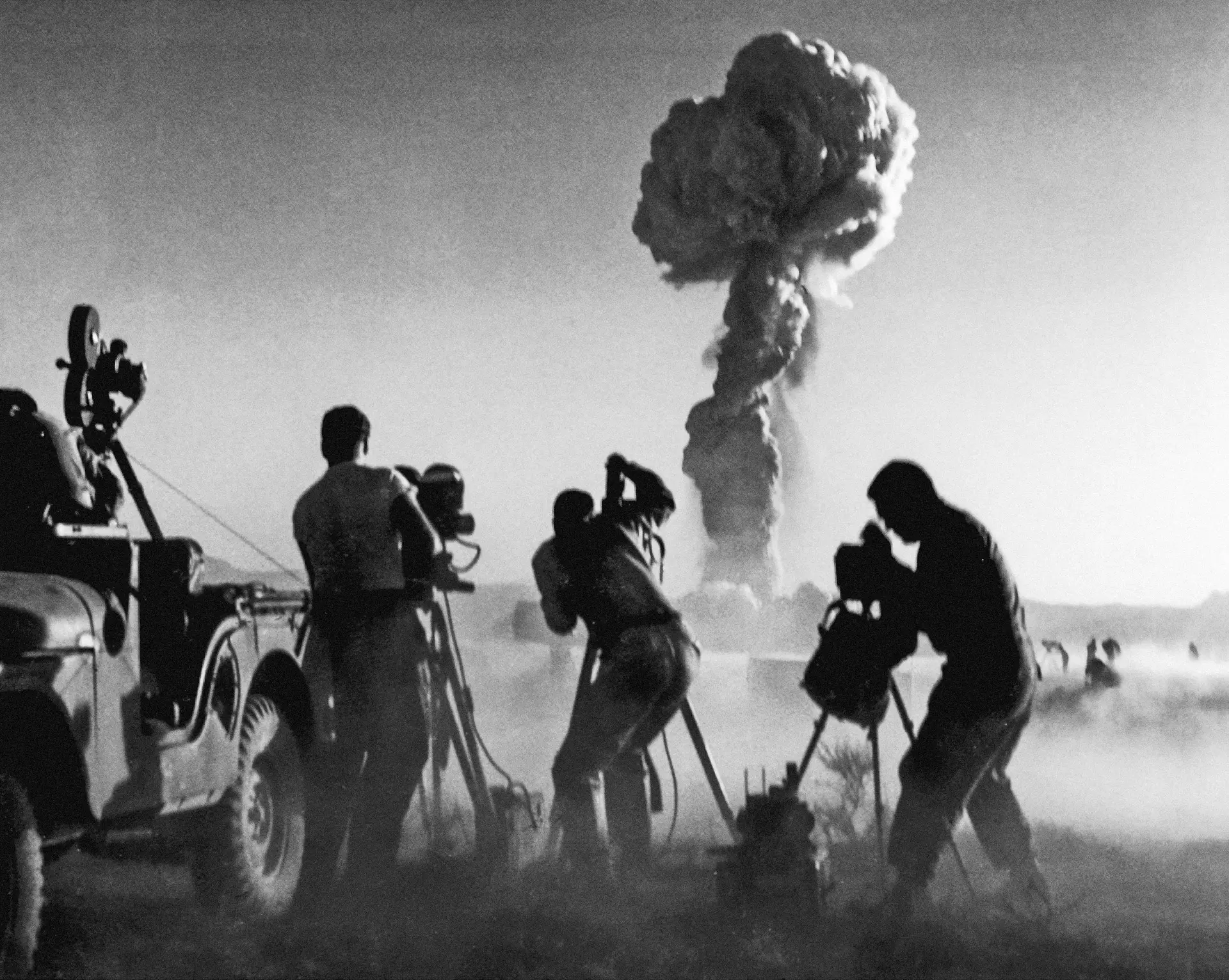 Cineastas do Governo americano documentam a explosão de uma bomba atómica no Nevada, em 1957