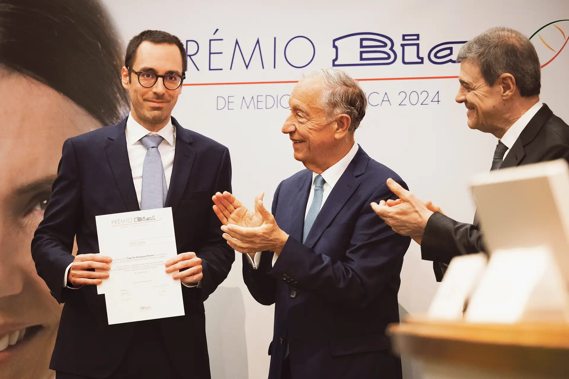 Tiago Gil Oliveira recebe o diploma de vencedor entregue por Marcelo Rebelo de Sousa e Luís Portela (Fundação Bial)