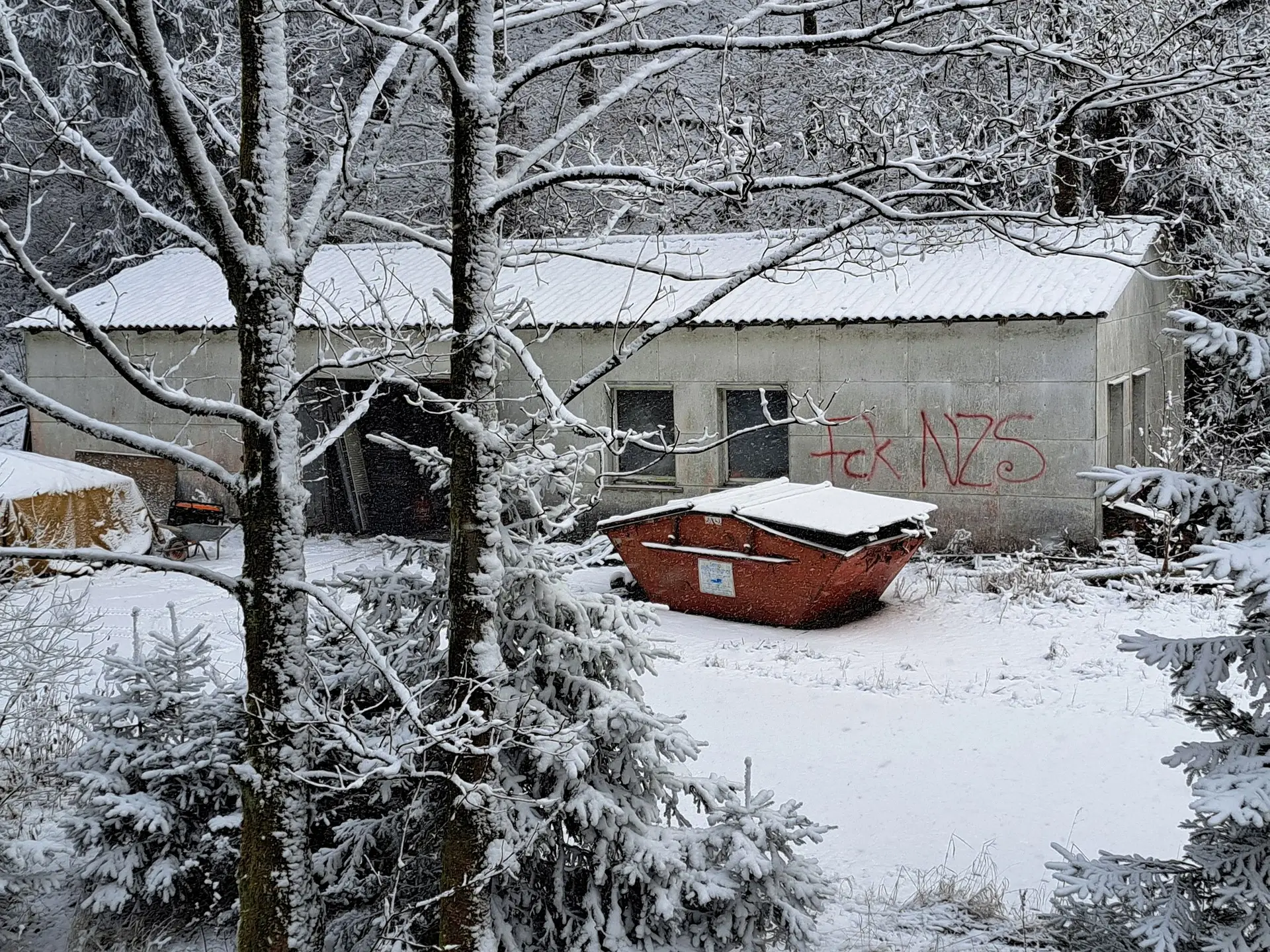 “Fuck nazis”, lê-se numa parede nos arredores da cidade de Sonneberg. Os nacionalistas referem-se-lhe como a “capital da resistência”