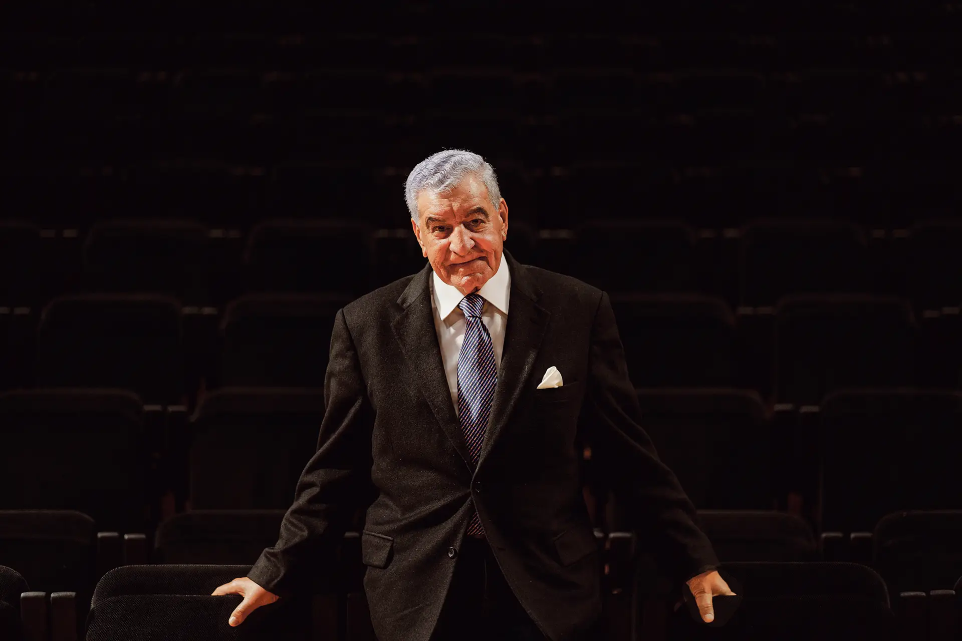 Zahi Hawass esteve em Lisboa para proferir uma conferência sobre as suas últimas descobertas arqueológicas e ao Expresso revelou que dentro de dois meses espera alcançar um milhão de assinaturas a pedirem a devolução do busto de Nefertiti ao Egito