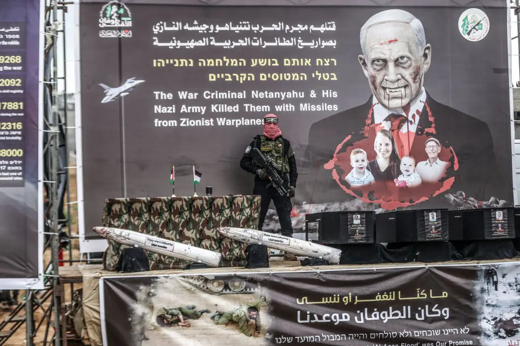 Caixões e bombas, lado a lado, no palco da cerimónia em que o Hamas entregou reféns a Israel, em Khan Yunis