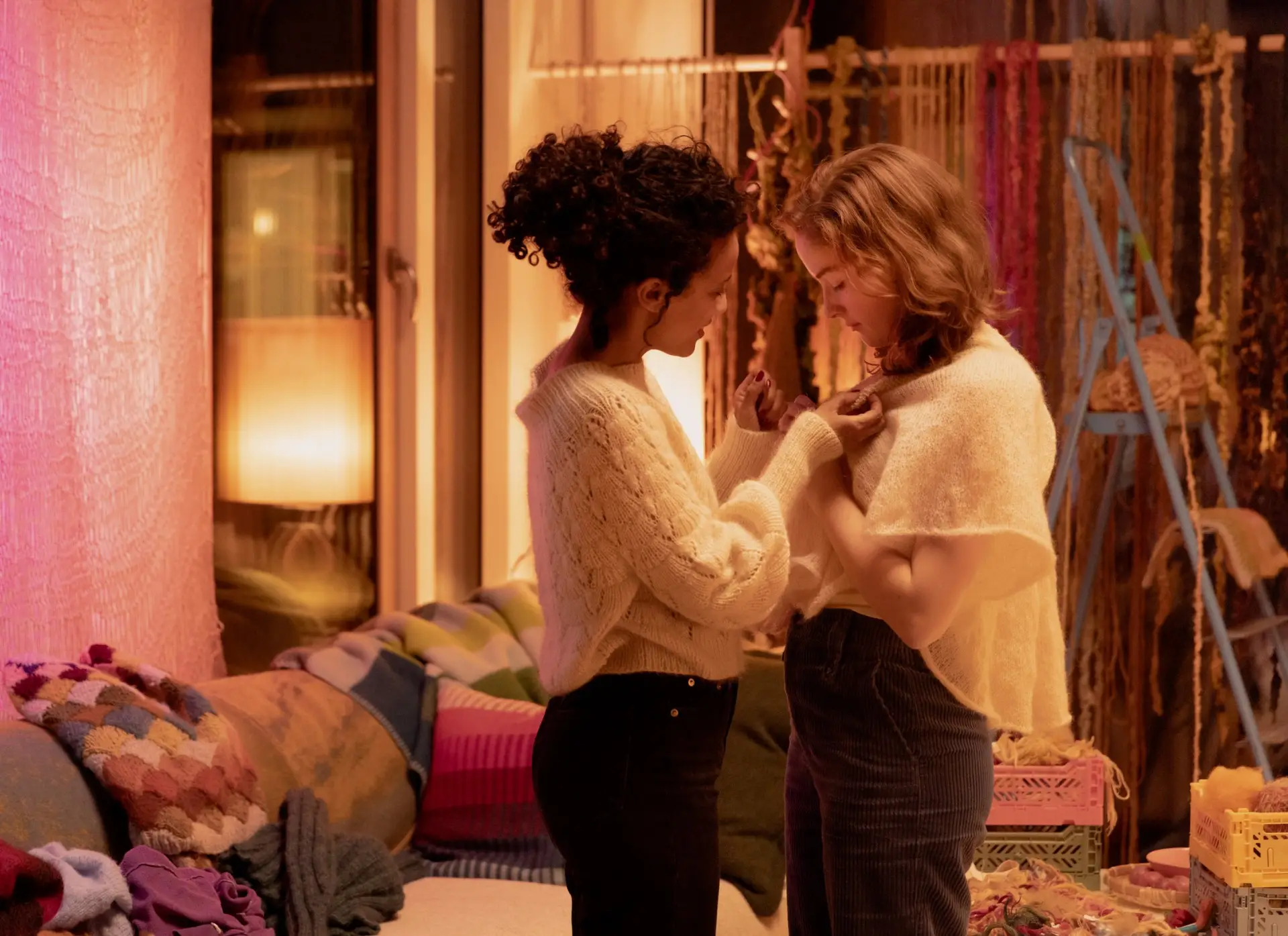 Selome Emmetu (a professora) e Ella Øverbye (a aluna apaixonada) em “Dreams (Sex Love)”, de Dag Johan Haugerud.