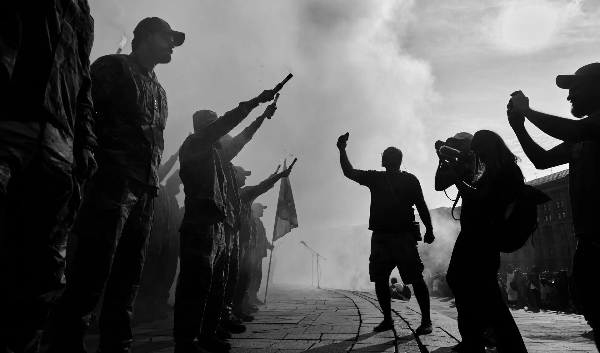 Soldados do batalhão Azov manifestam-se durante a homenagem ao massacre na prisão de Olenivka, na região de Donetsk