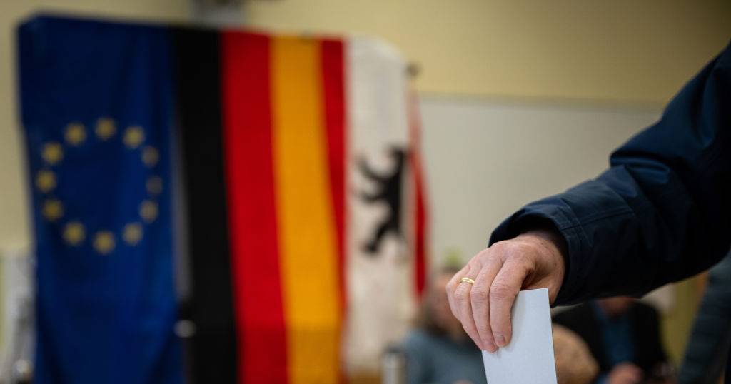 Eleições locais na Alemanha: CDU de Merz vence e extrema-direita triplica votação, segundo sondagem à boca das urnas