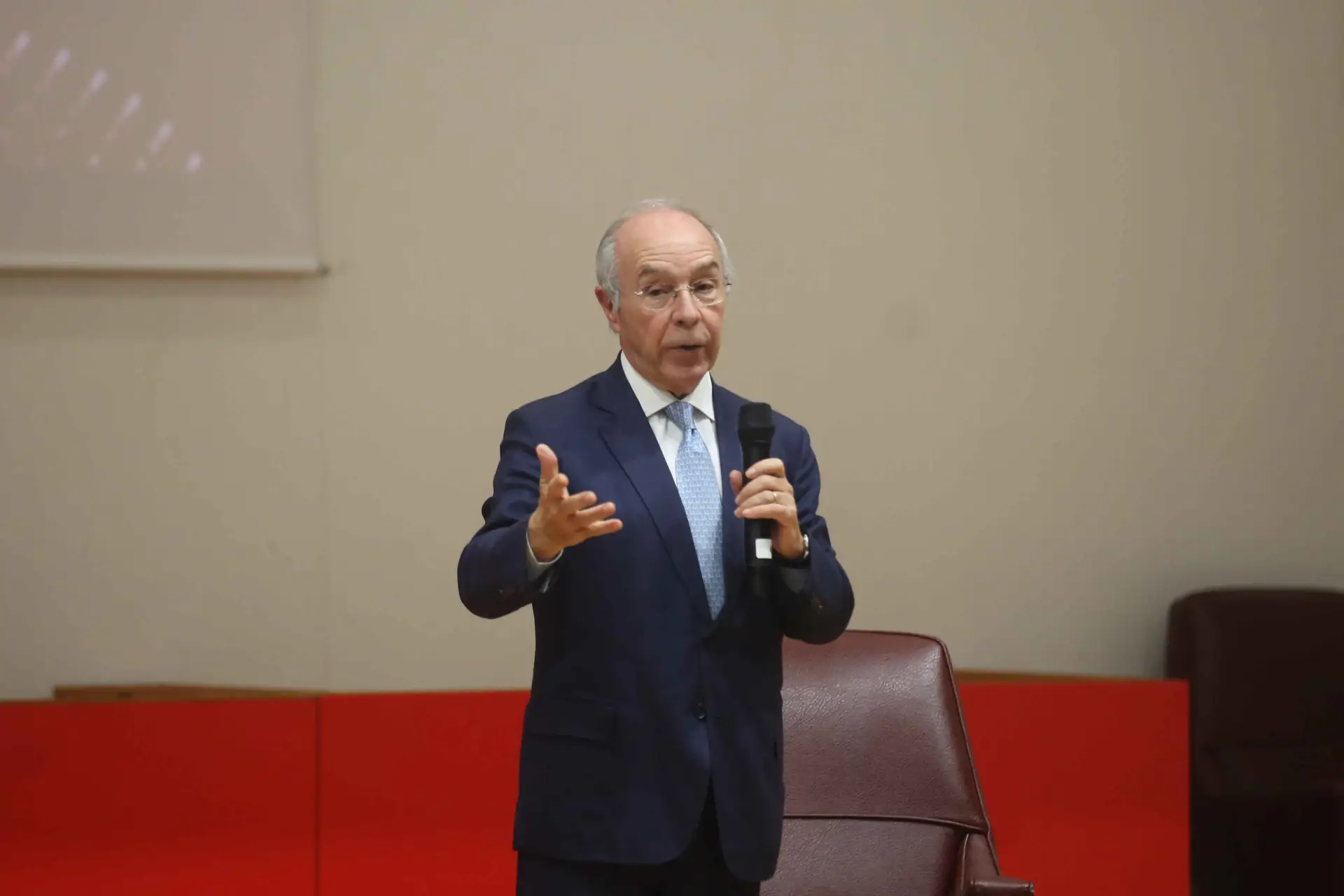 Mendes alinha na pressão sobre PS: "O Governo depende do Parlamento, não do Presidente da República"