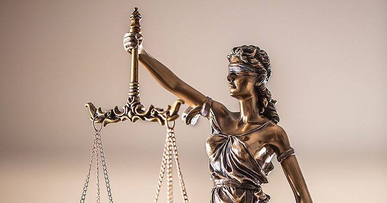 Jovem que matou o pai para defender a mãe é condenado e libertado no mesmo dia