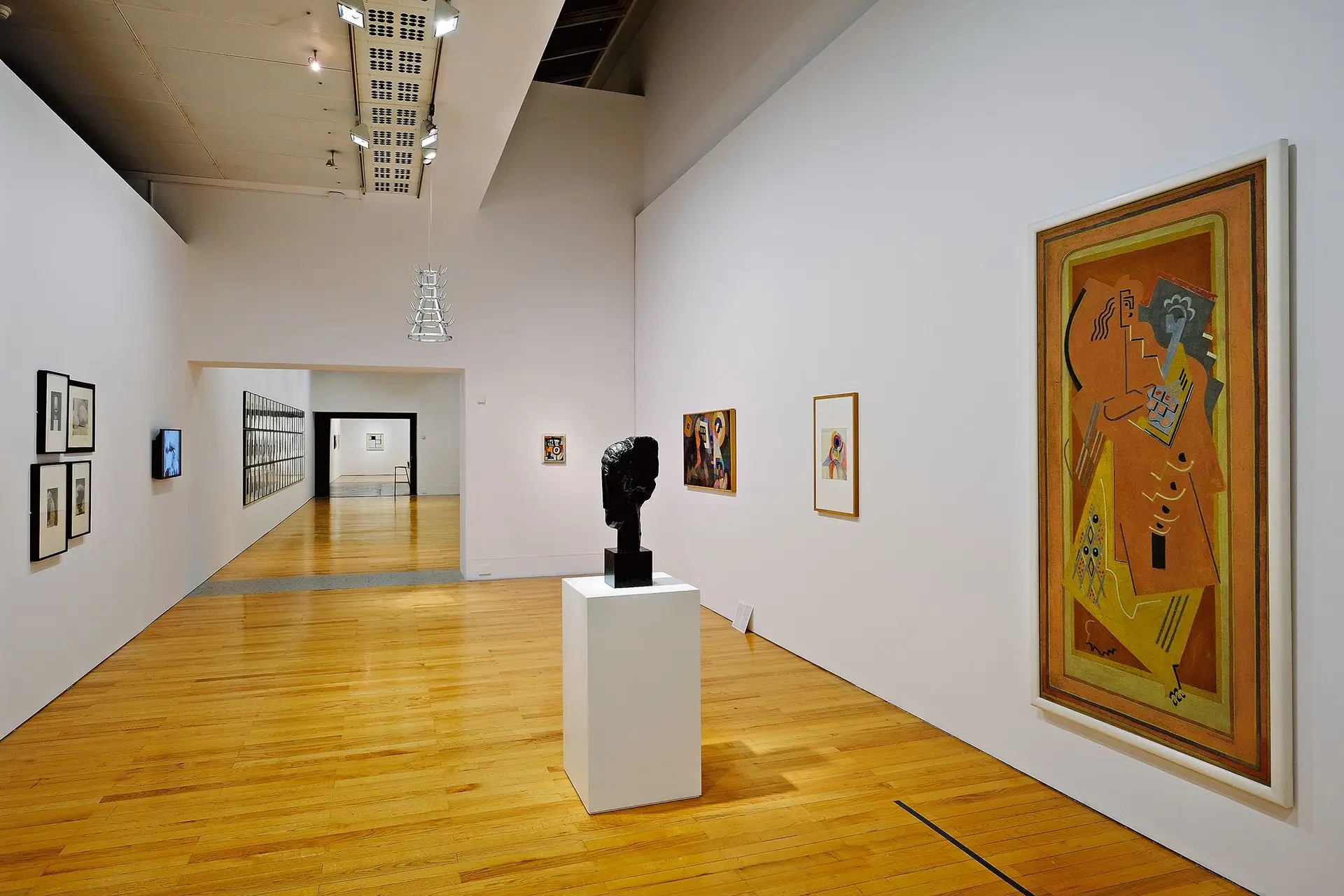 Sob o ‘olhar’ de Peggy Guggenheim (1898-1979): apesar de estas não serem as mesmas obras que habitaram a galeria de Nova Iorque, todas as artistas agora expostas fizeram parte desse momento experimental e único