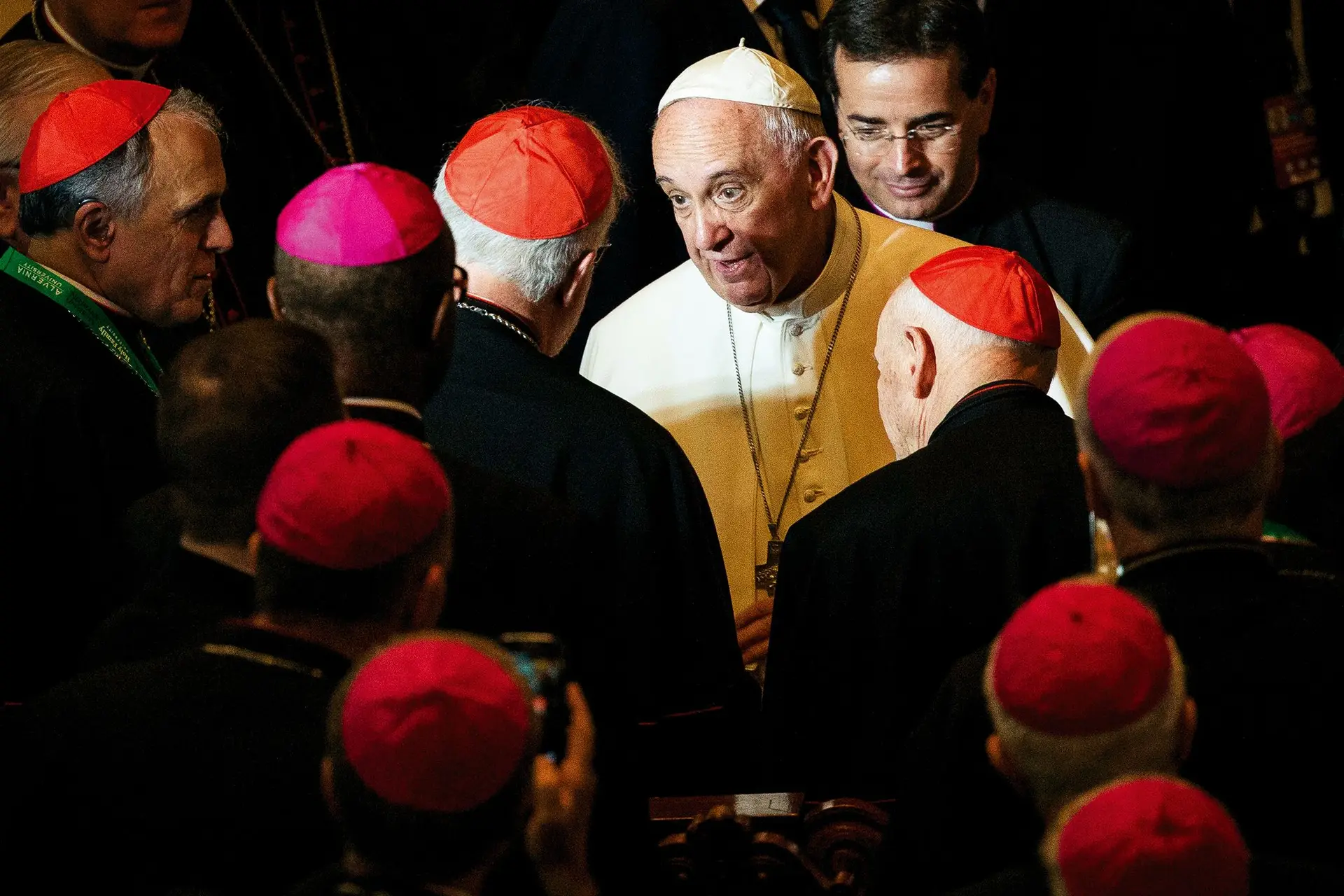 <span class="arranque">Diálogo</span> O Papa Francisco reunido com bispos e cardeais após um seminário na Pensilvânia, nos Estados Unidos, em 2015, ano em que visitou várias cidades norte-americanas 