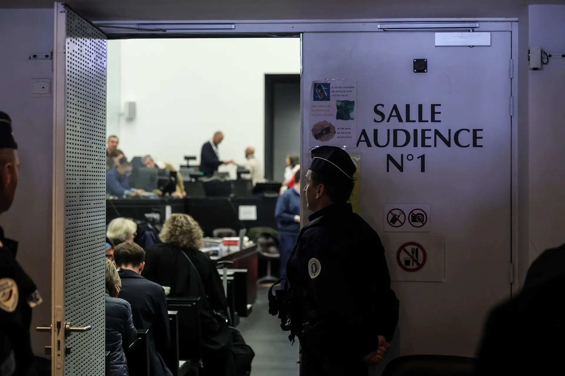O julgamento de Joël Le Scouarnec, o cirurgião acusado de abusar de 299 jovens, quase todos menores, começou esta segunda-feira, em Vannes, França