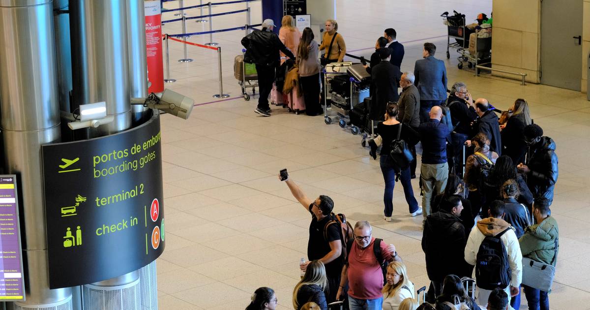 Novo sistema de controlo de fronteiras está mais exigente e gera filas de 90 minutos de espera no aeroporto de Lisboa