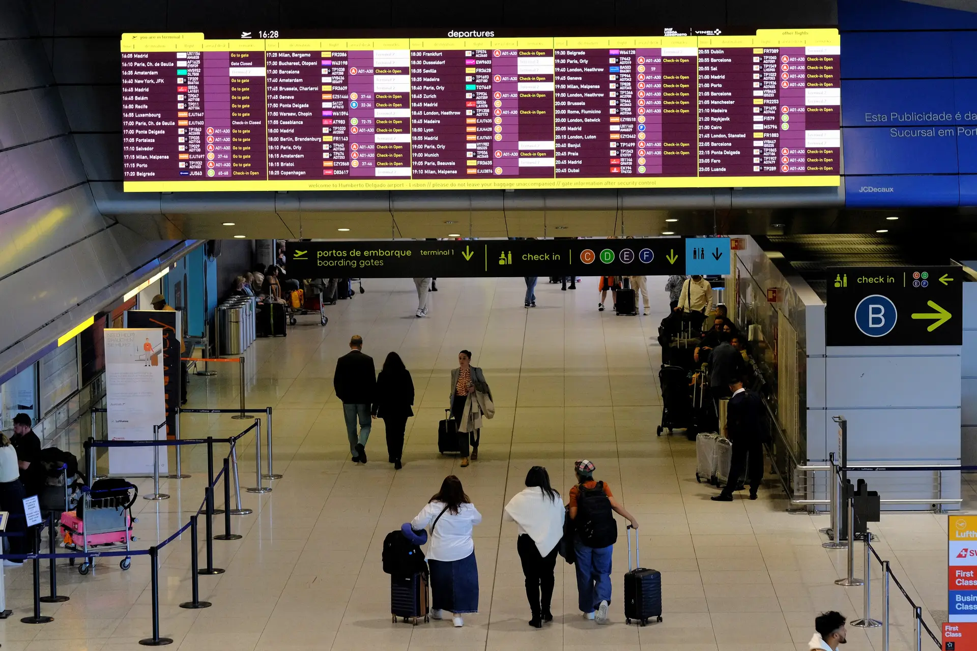 Passageiros no Aeroporto de Lisboa