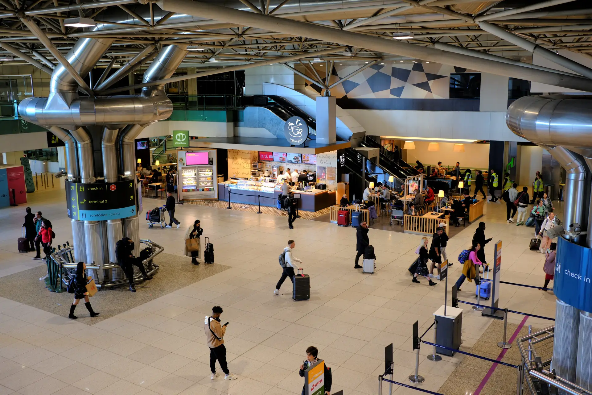 Passageiros no Aeroporto de Lisboa
