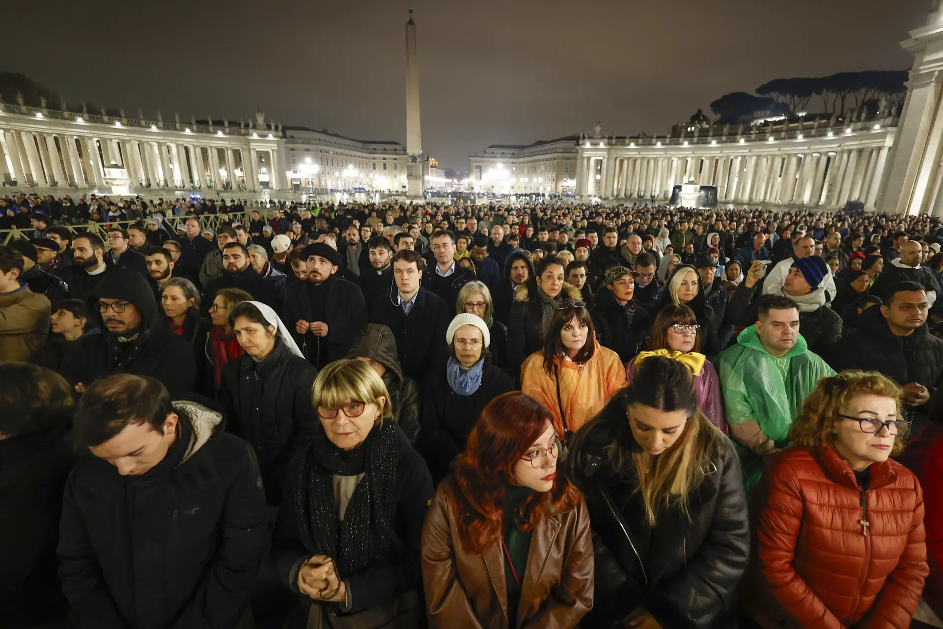 “Estarmos aqui a rezar por ele é o mínimo dos mínimos”: fiéis pedem por Francisco com cardeais a liderar (reportagem no Vaticano)