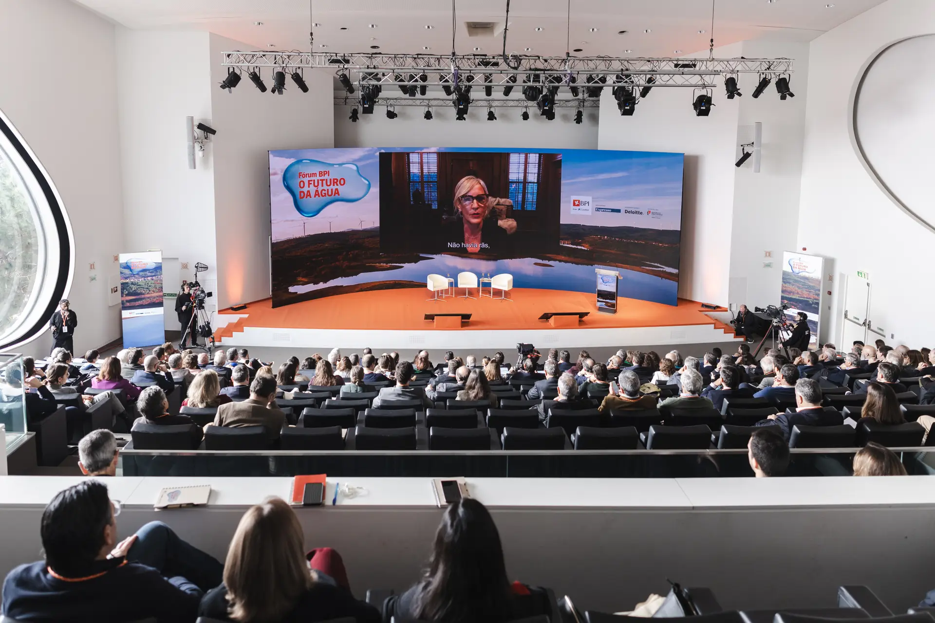 A intervenção de Erin Brockovich na conferência desta manhã na Fundação Chamapalimaud em Lisboa
