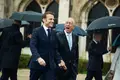 Macron à chuva em Lisboa, mas com beijinhos