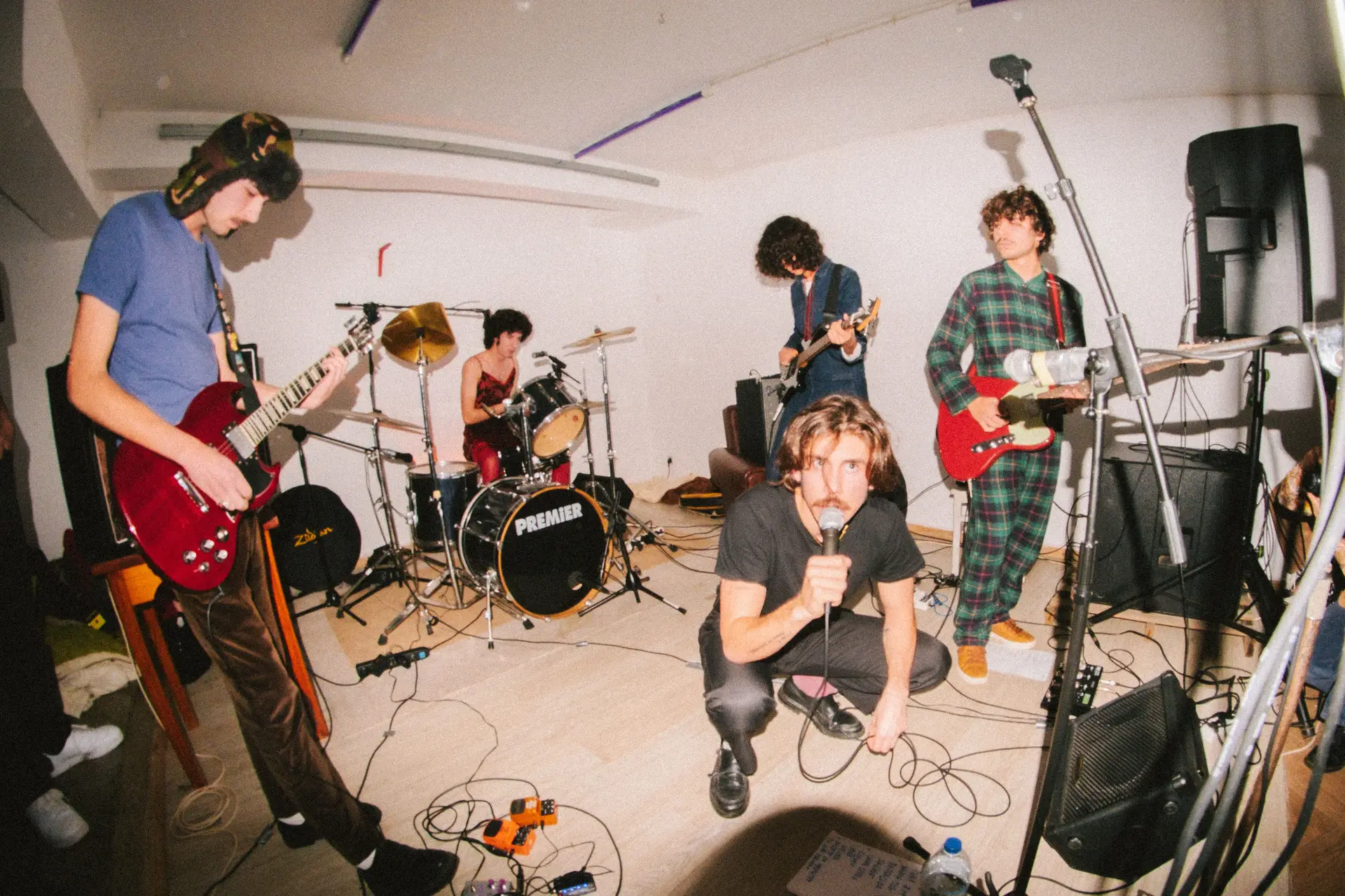 Quase Famosos: A terapia de choque pós-punk dos Divã